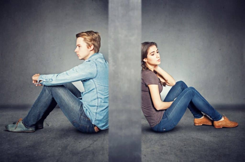 Mann und Frau getrennt durch Wand Trennung von der Ex