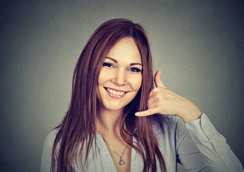 Portrait woman making dial my number sign with hand like phone Telefonnummer von Frauen bekommen