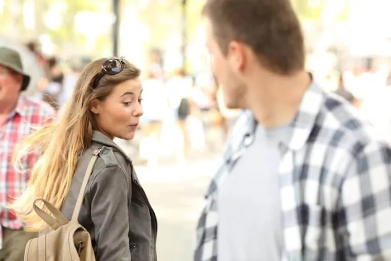 Frauen im gespräch mit einem mann online-dating