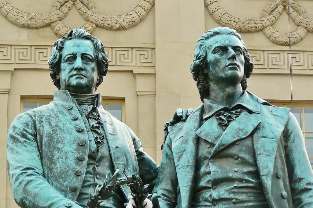 Statuen von zwei Männern, die keine Neider waren