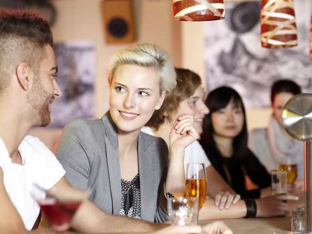 frauen-beeindrudken-im-gespraech