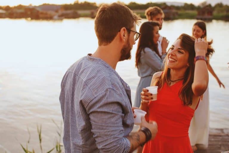 korpersprache-beim-flirten