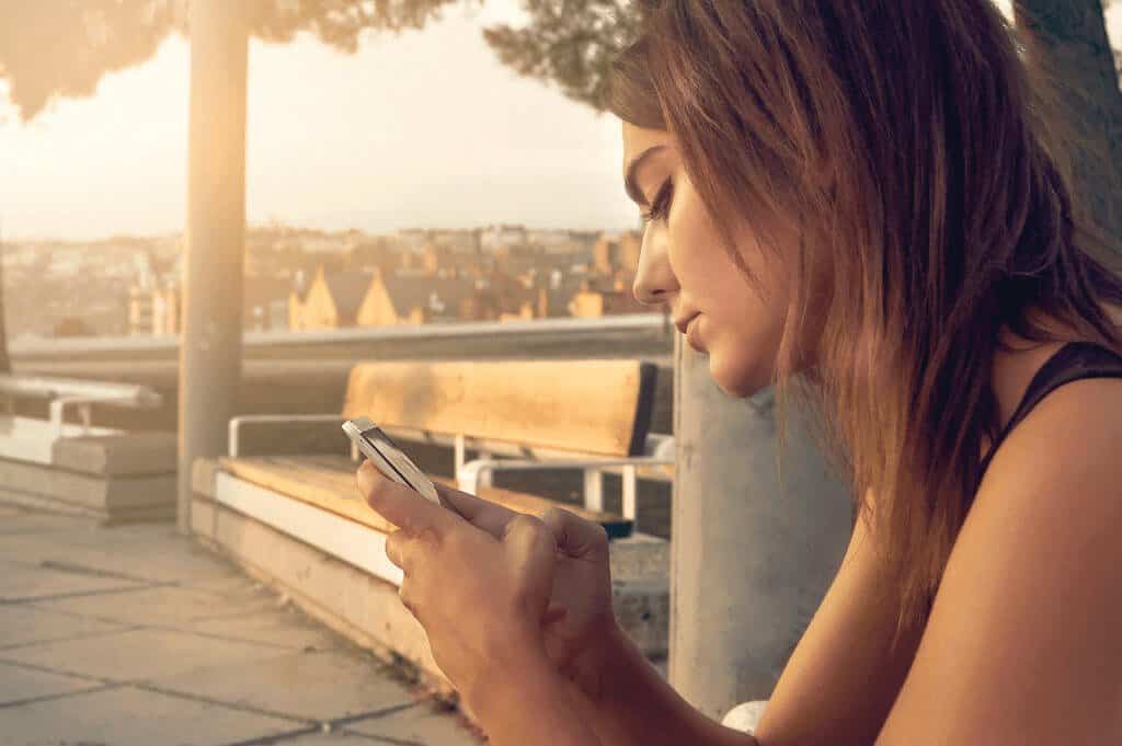 frau-am-telefon-sonnenuntergang-vb