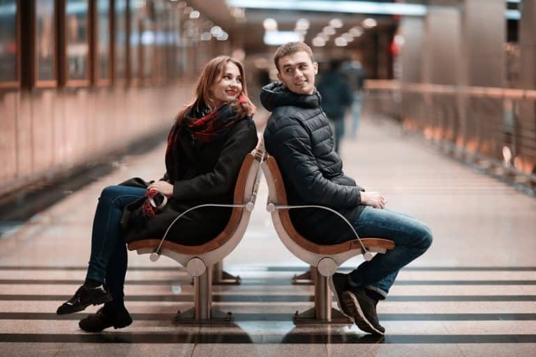 gespraech-mit-einer-frau-beginnen-bahnhof